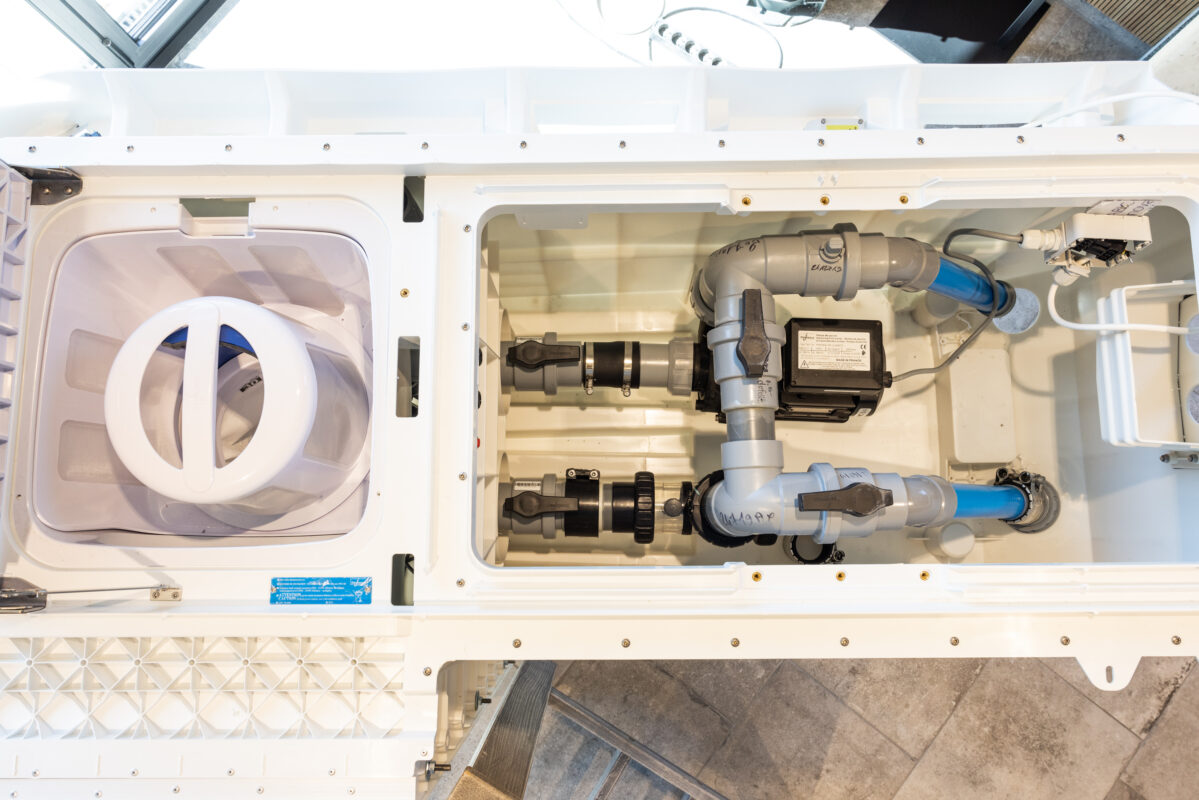 So sieht der Desjoyaux Filter im Trockenen aus. Auf der rechten Seite besteht die Möglichkeit (blaue Rohre) eine Wärmepumpe anzuschließen, um das Poolwasser zu erwärmen.